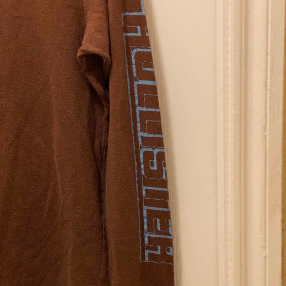 Vintage Hollister Brown Long sleeve t-shirt with blue surfer image - Unisex S - Picture 6 of 7